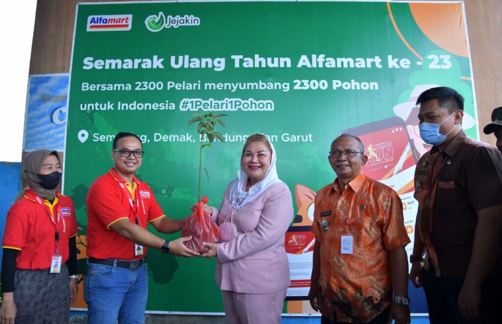 Lanjutkan Program Bergerak Bersama, Mbak Ita Kolaborasi Bareng Swasta Tanam 1.400 Bibit Mangrove di Tambakrejo